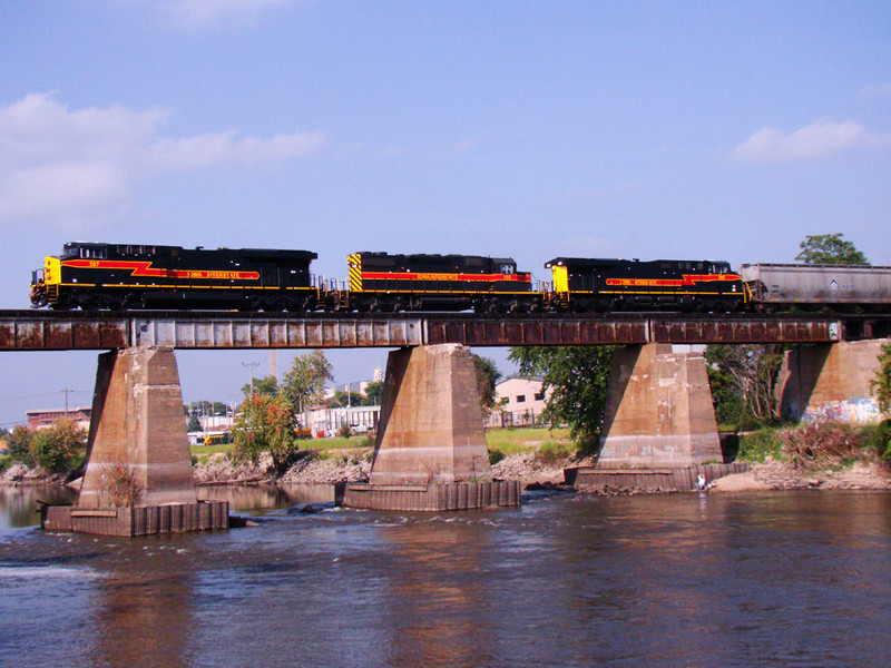 507 and 509 pick up SD38-2 155 and head out on the ICCR. A nice comparision of size to the SD38's.