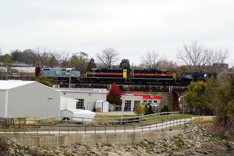 468, 403, and 495 in the consist make their last run east on the IAIS.