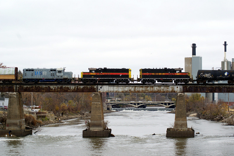 468, 403, and 495 in the consist make their last run east on the IAIS.