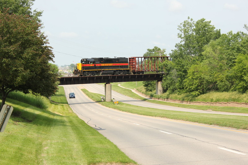 Ever since I was a little kid going to Living History Farms, I've wanted to see a train on the Hickman Road overpass.  I finally got it done today.