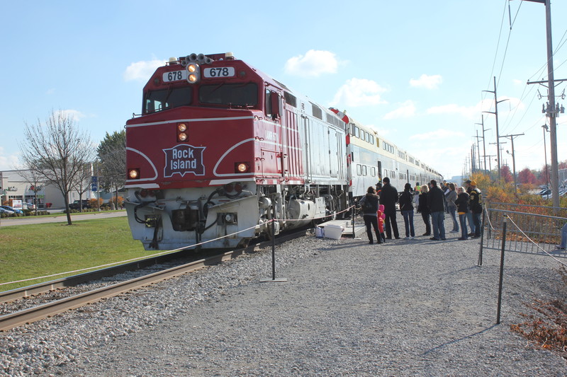 678 leads the way on the westbound trip, stopping to pick up the last load of passengers.