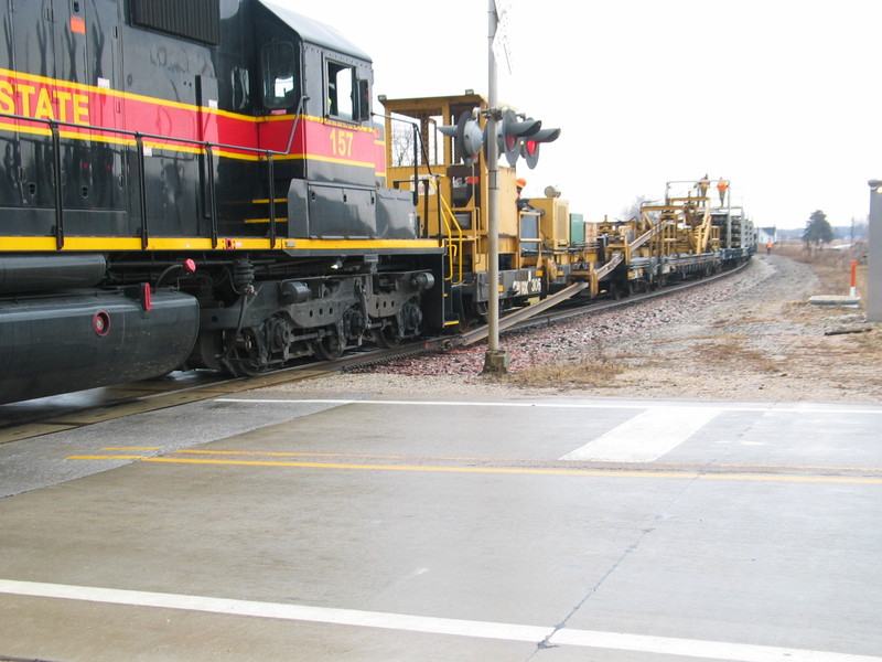 With the rail anchored to a tie under 157's front truck, they're ready to shove forward and drop a replacement for the outside rail on the Moscow curve.