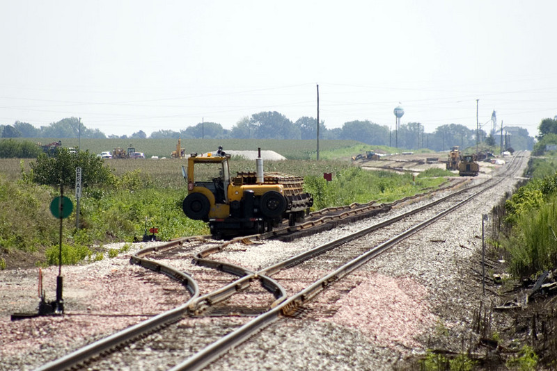 Looking east at the west siding switch near the CO-OP east of Annawan.  August 10, 2007.