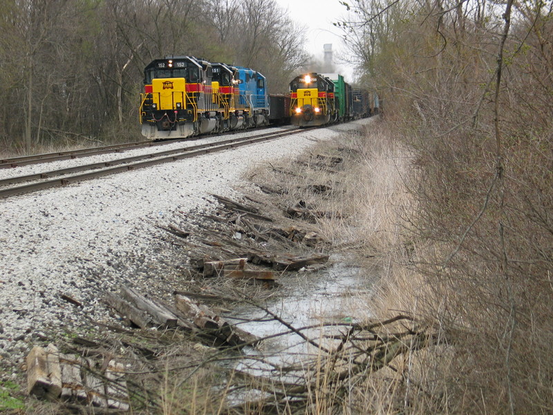 Westbound runs around the turn at N. Star siding, April 4, 2007.