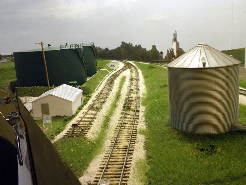 Looking south at the model scene, with Pellett spur on the left and Atlantic Spur on the right. Scale house and scale (foreground), piping, and pump house (to the right of the far tank) were scratchbuilt. Storage tanks are Walthers kits.