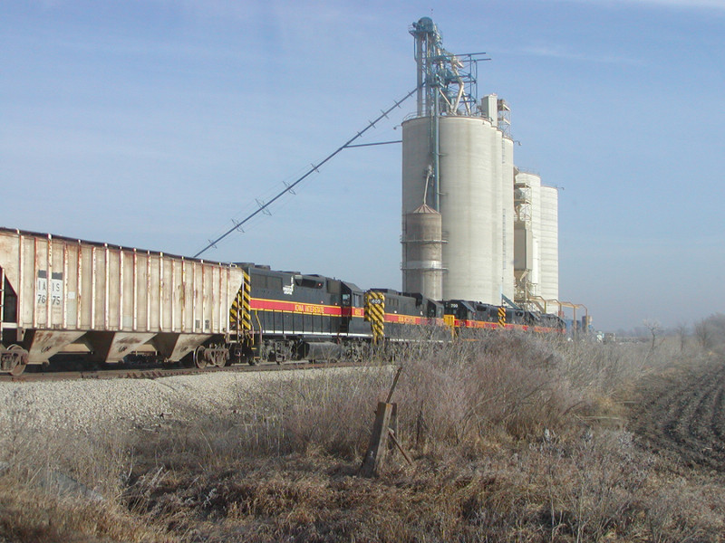 BICB27, with IAIS 709-713-700-405-603 for power, pulls a string of empties up the Atlantic Spur for spotting at Harlan Elevator.  IAIS 713 and 700 were both dead, being moved to CB for initial setup after having just been completed at Mid America Car in KC. 12/29/04