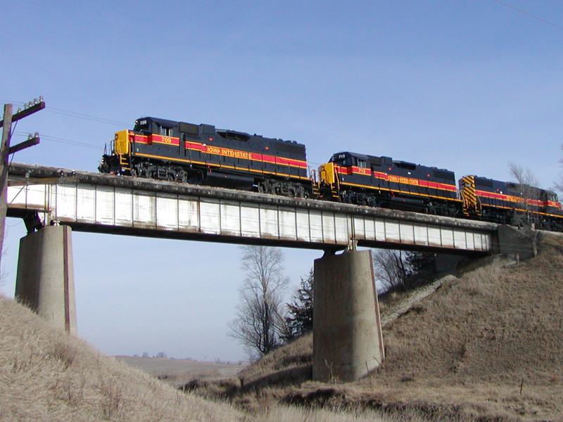 Their work at Atlantic complete, BICB continues west, crossing Graybill Creek just east of Hillis siding.