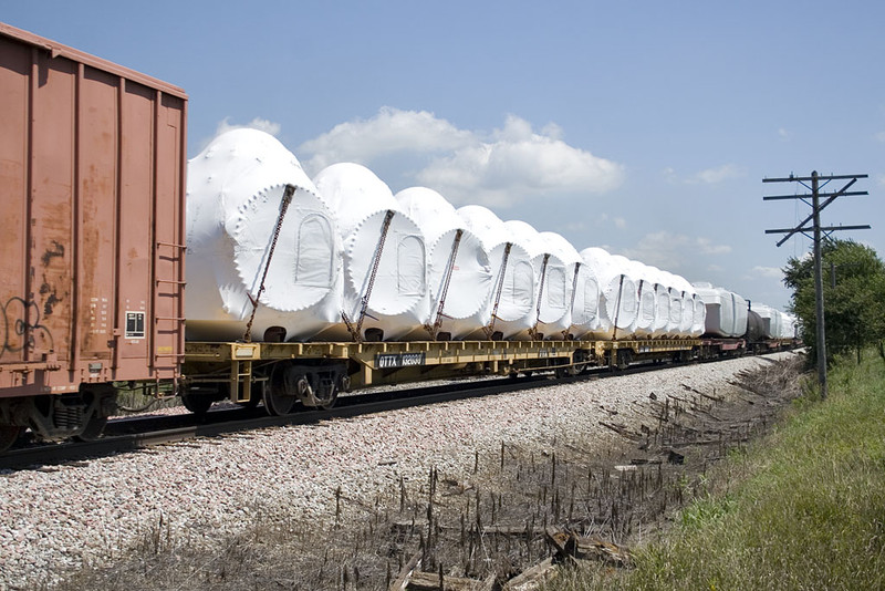 Windmill blade hubs on BICB-06 at York Rd west of Walcott, IA on 07-Aug-2007.