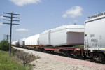 Windmills generators and blade hubs on BICB-06 at York Rd west of Walcott, IA on 07-Aug-2007.