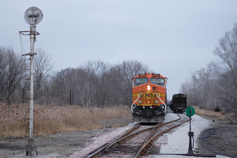 BNSF G-RCISMR pauses at ESS Carbon Cliff while the conductor makes his way back to the head end.  16-Dec-2006.