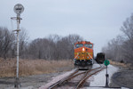 BNSF G-RCISMR pauses at ESS Carbon Cliff while the conductor makes his way back to the head end.  16-Dec-2006.