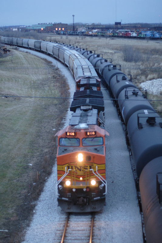 BNSF G-RCISMR departs from the new siding at Silvis, IL and heads for the BNSF mainline at Colona.  16-Dec-2006.