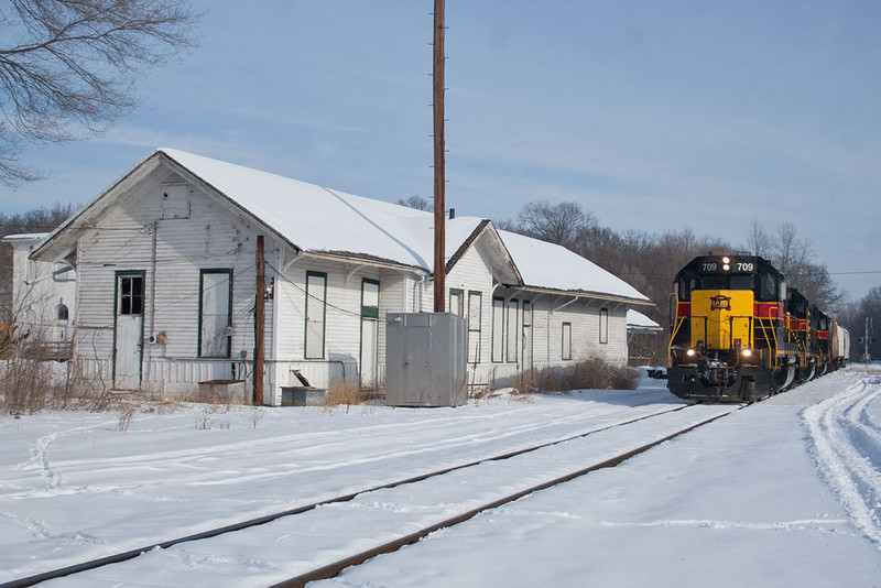 Now with 3 covered hoppers, the trio heads back west towards Peoria and then BUSW will shove back towards Rock Island and back to the their train.