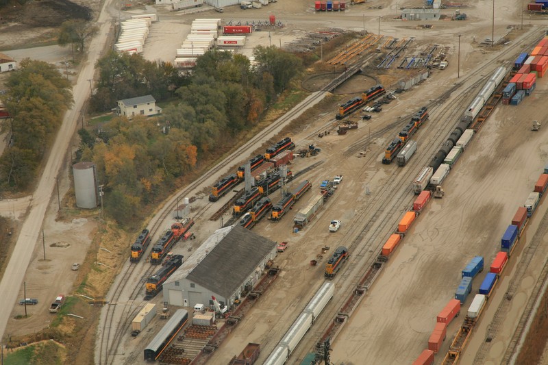 Brad Williams' November 2009 aerial view of Bluffs yard (used with permission) gives a nice overview of what I'm trying to model...minus the GEs and all the November mud.