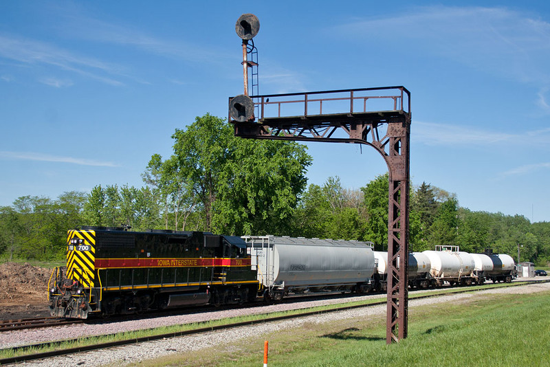 With 718 now on the weed sprayer, 700 heads around the wye to prepare for the long shove to LaSalle and Utica.