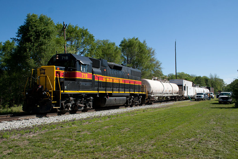 718 and the weed sprayer load up and prepare to head for Peoria.