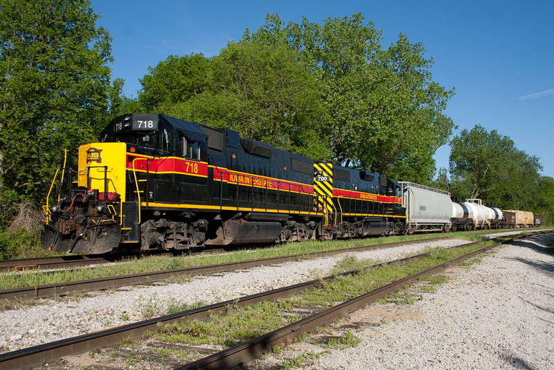 718 and 700 wait to be split up on the north siding at Bureau, IL.