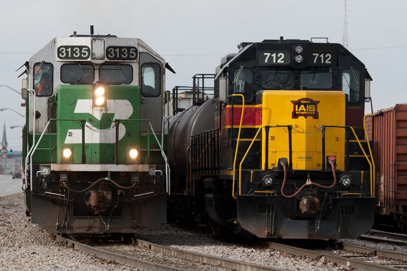 BNSF's M-CLIGAL1-02 & IAIS 712 @ Rock Island, IL.