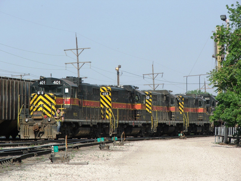 PWSX 401 leads a light power move back into CN/IC's Hawthorne Yard to pick up a string of cars.