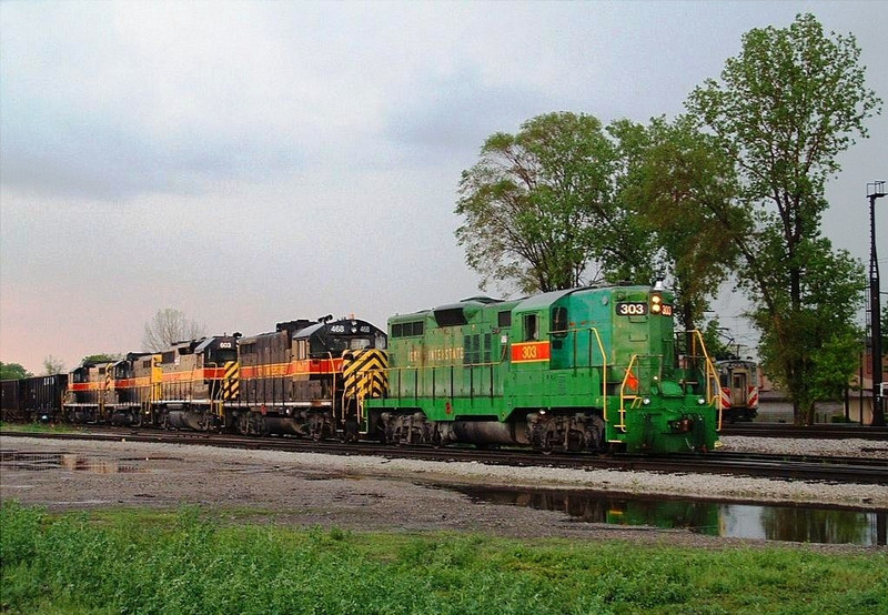 Just after a heavy rain, 303 prepares to lead 468, 603, 403, and 400 on a very long BICB-13 out of Blue Island, IL A lash-up that is very much missed on the IAIS system. 05/13/04