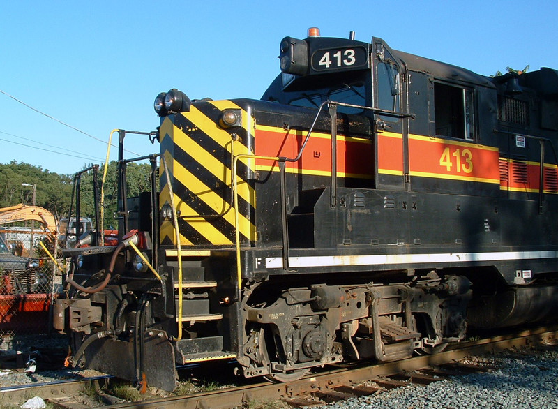 413 cab roster shot as they back into Evans yard after switching around on the IHB, Blue Island, IL 08/06/04