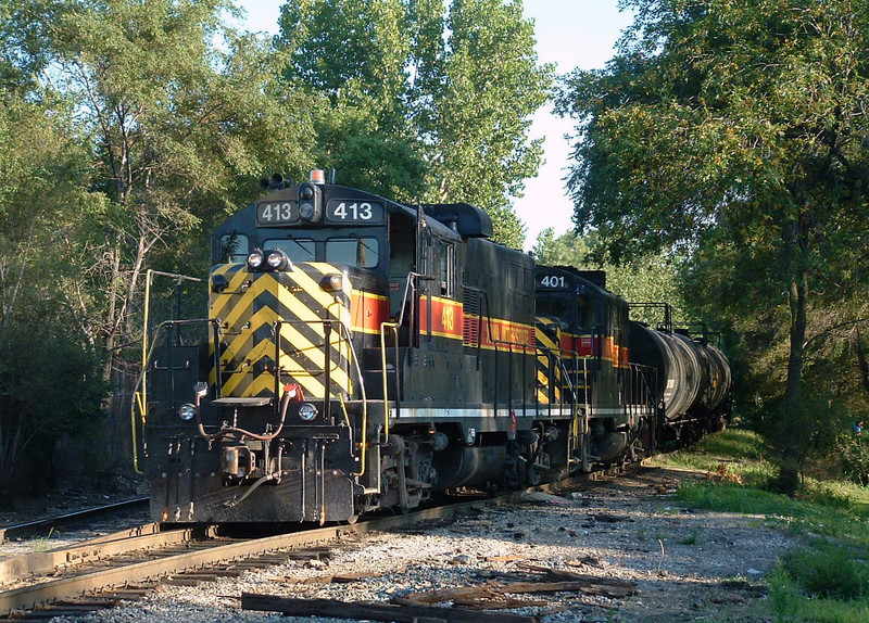 After completing their switch moves, 413 and 401 back into Evans yard to finish up a long day of work. Blue Island, IL 08/06/04