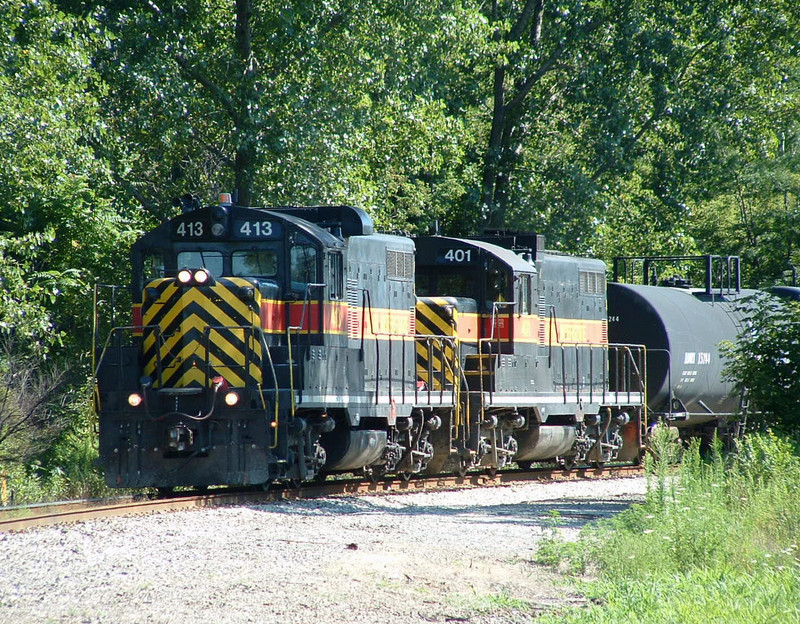 IAIS 413 leads 401 on BISW-06, Blue Island, IL 08/06/04