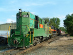 IAIS 303 leads 431 and 400 on BISW-08 down the connector track from the RI main, Blue Island, IL 06/08/04