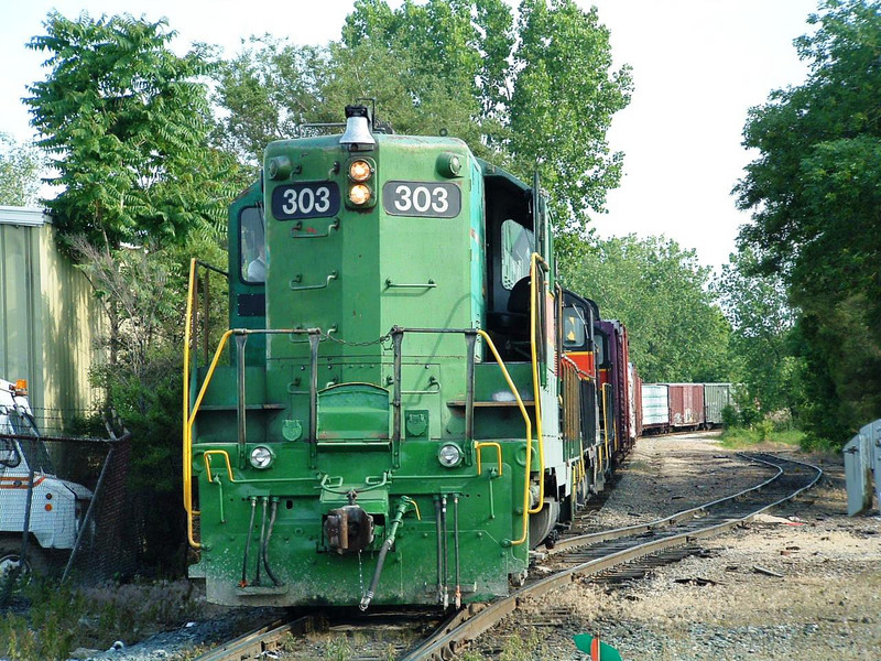 303 pauses at BI Jct, waiting for traffic in the IHB main to clear up, Blue Island, IL 06/08/04