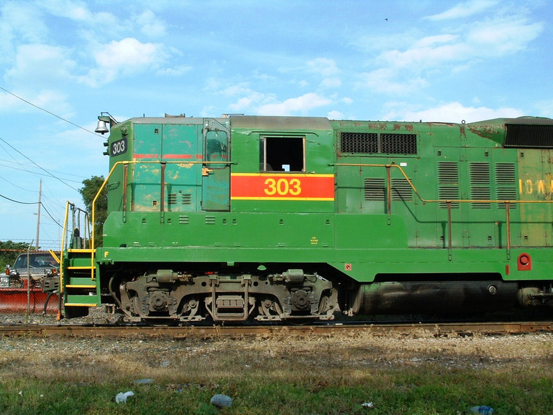 303 side cab/nose, Blue Island, IL 06/08/04