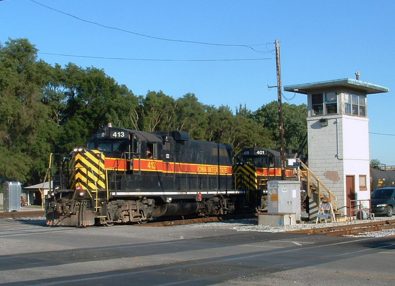 413 and 401 shove BISW-06 down the IHB main past the old GTW tower at BI Jct., Blue Island, IL 08/06/04