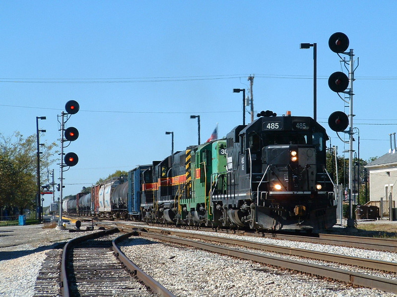 IAIS 485 leads 303, 601, and 401 past the crossovers at Mokena, IL 10/02/04