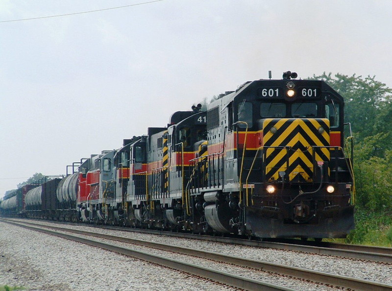 The old school consist grinds through Tinley Park after working the Ozinga sand plant in Mokena. 07-29-04