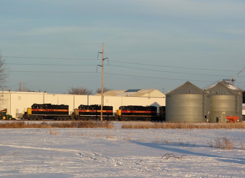 BICB backs down the siding at Hawkeye to drop a pair of box cars before continuing west.