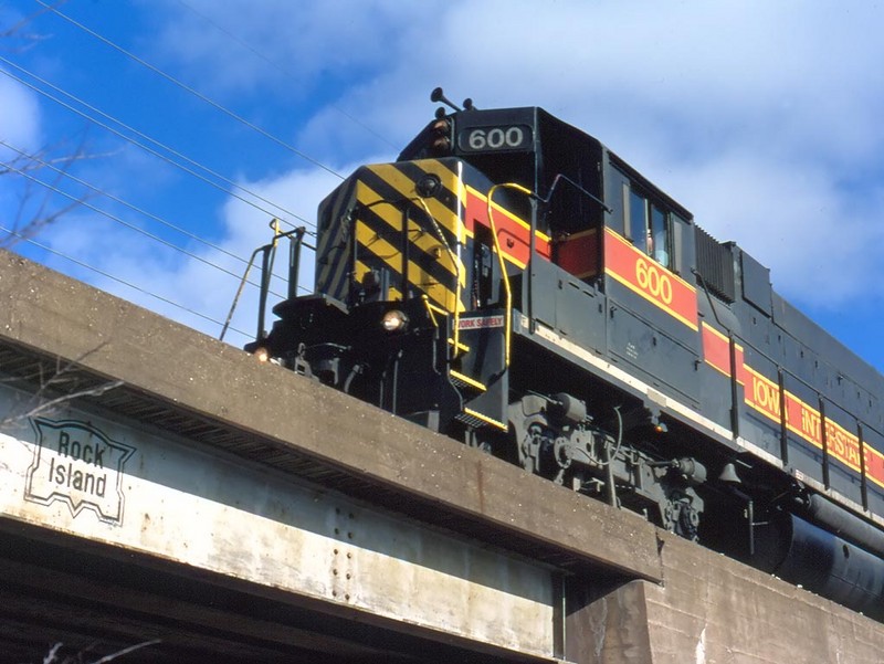 The 600 is crossing the Wisconsin Avenue overpass in Davenport with a RIIC train, February 17, 1999.  Photo by Tom McNair.