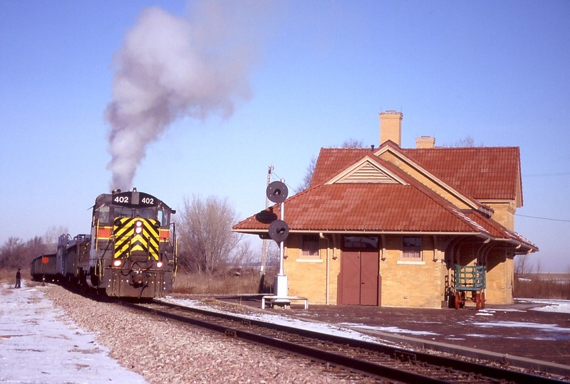 IAIS 402 smokes it up on ICSW-11 as it switches cars on the siding at West Liberty, IA on 11-Feb-2004.  Photo by Erik Rasmussen