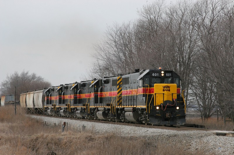 On the way back out to my parents' house, I found CBBI sitting at Walcott, awaiting a new warrant.  Note that 601 is in the lead.  601 may not be on the road much longer, as it's supposed to become the mother for the slug being created out of 466.