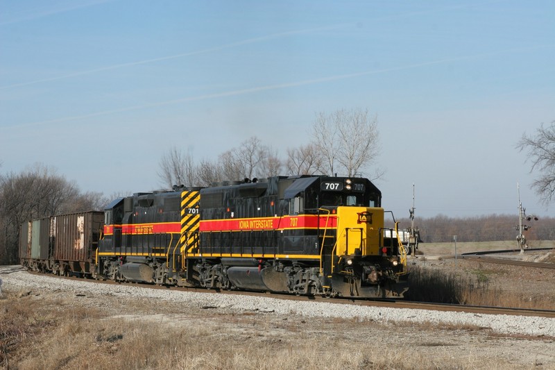 With BNSF 6786 and train clear of the junction, 707/701 get a light through the crossover