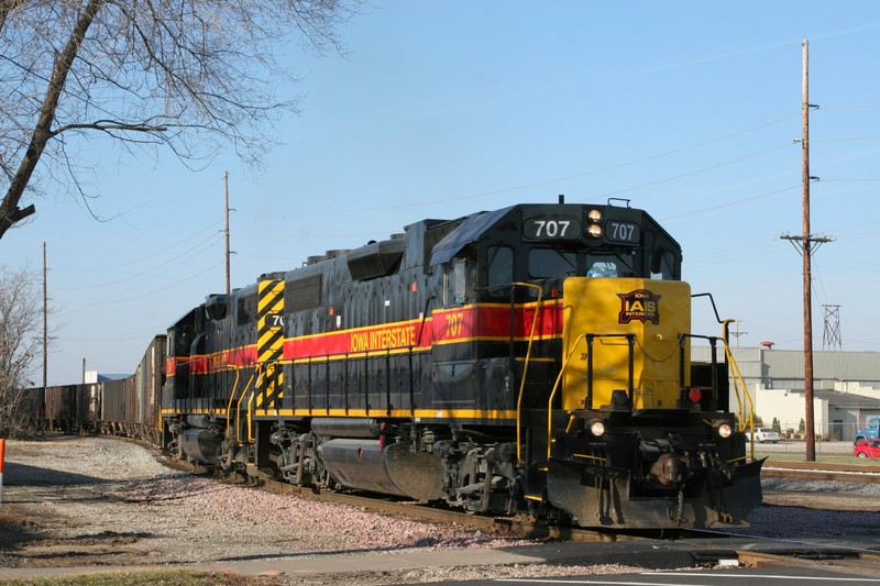 The S-curve is a result of the IAIS and BNSF lines being combined  through Moline several years back.  The IAIS now jogs over onto the former BNSF main.