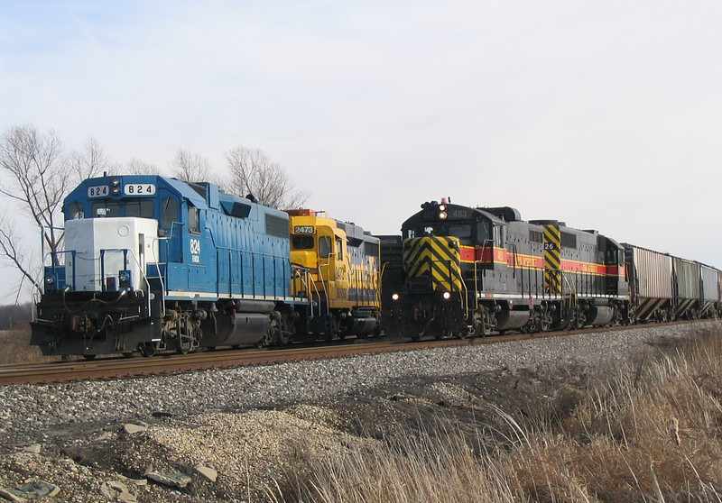 IAIS 483 West passes the BNSF "BN Barstow" at the west end of Barstow yard on 25-Nov-2003.