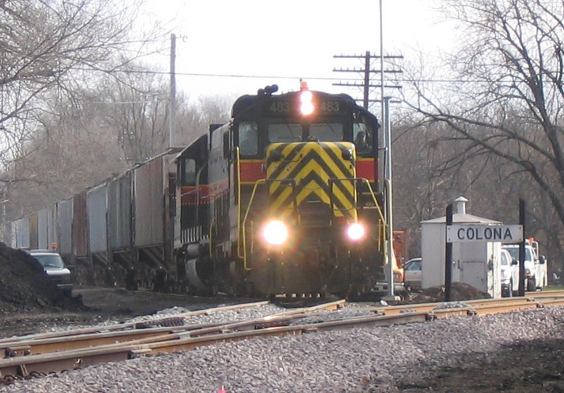 IAIS 483 West on BUNTXH-25 enters the BNSF at Colona on 25-Nov-2003.