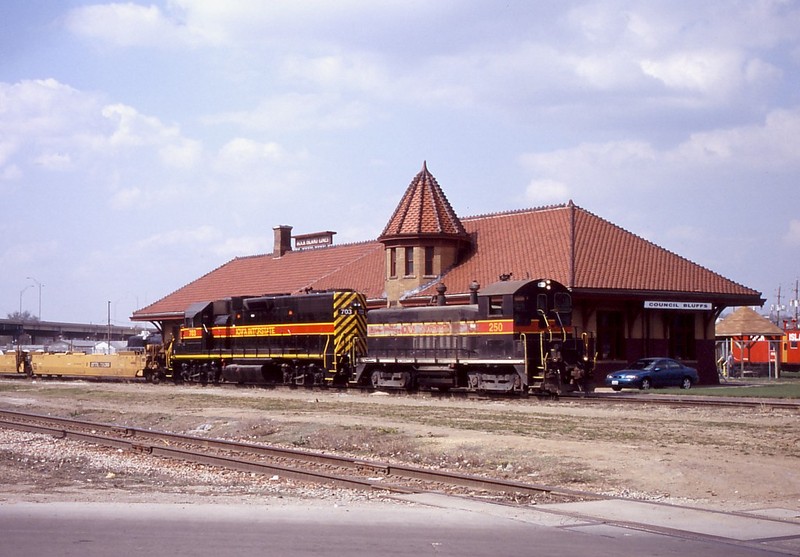 IAIS 250 with CBSW-09 @ Council Bluffs, IA.  April 9, 2005.