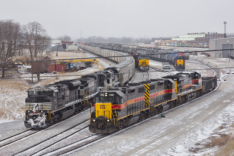 DMPE-29 (NS 1042), CBBI-30 (505), SISW-31 (150) & BUSW-31 (709) @ Silvis, IL.