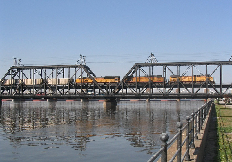 UP 6863 West, CPWNA-02, crosses the Mississippi River in Davenport, IA on 5/5/05.