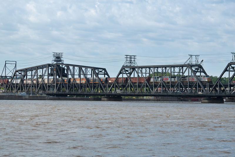 KCS 4609 crosses the Mississippi River on its way to the CP in Davenport.