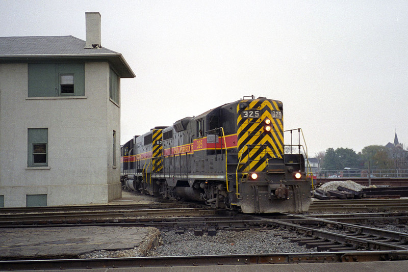 IAIS 325 West @ Joliet, IL.  November 8, 1998.