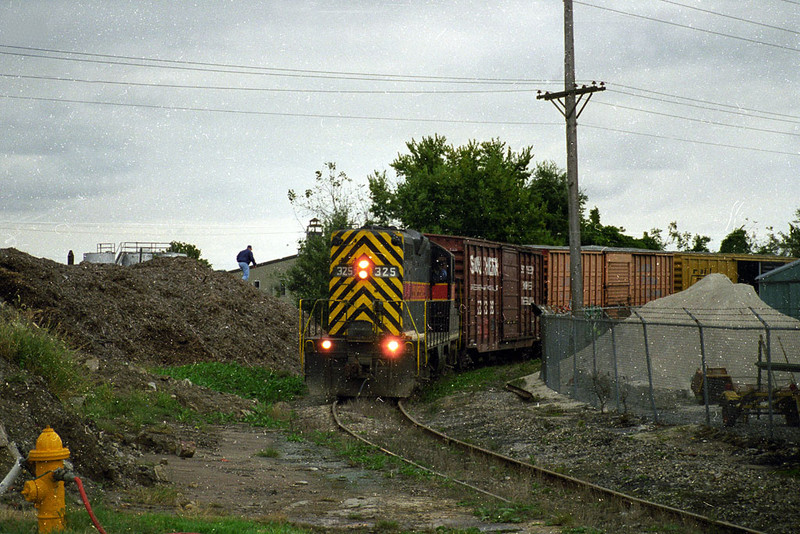 IAIS 325 on RISW-07 pulls down the switchback to Macmillan Bloedel in Rock Island, IL.  October 7, 1998.