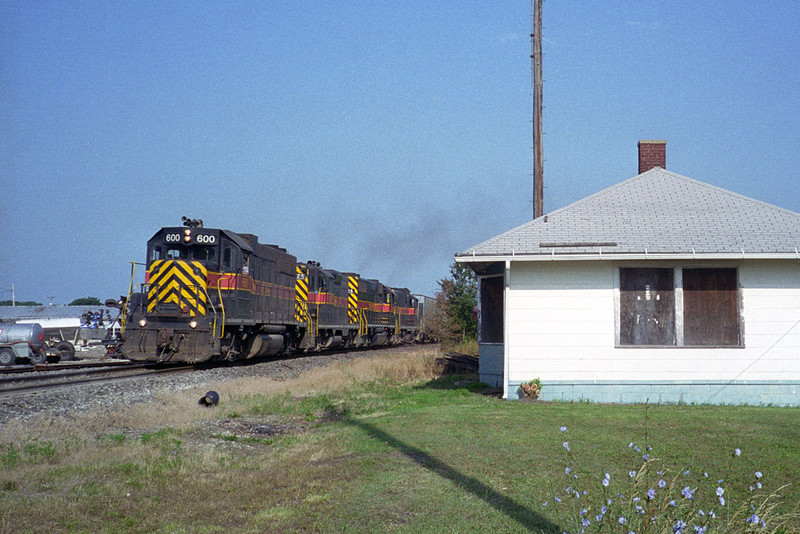 IAIS 600 East @ Sheffield, IL.  June 27, 1998.