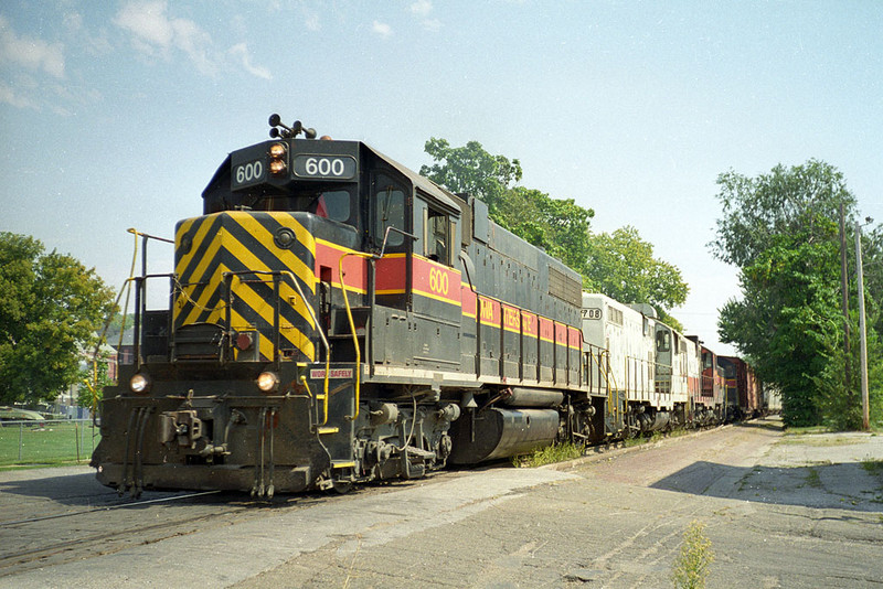 IAIS 600 with BICB-03 at Taylor St in Davenport, IA.  September 4, 1999.
