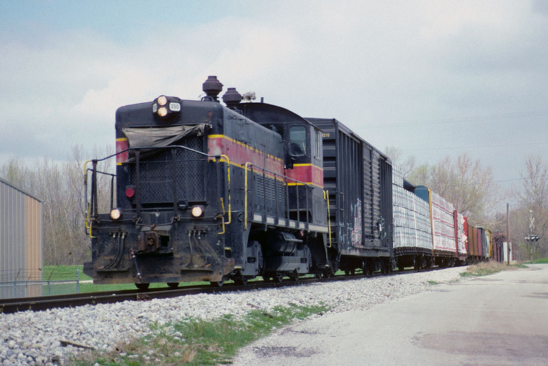 IAIS 250 with RISW-16 @ Big Island Rd; Milan, IL.  April 16, 2001.